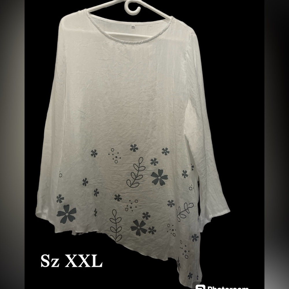 Light fabric white w grey flower top for summer or vacay